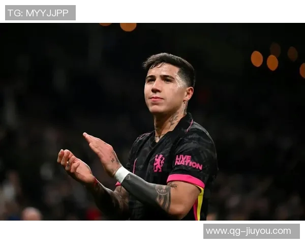 恩佐与加纳乔共同探讨切尔西圣诞慈善活动的足球团结力量